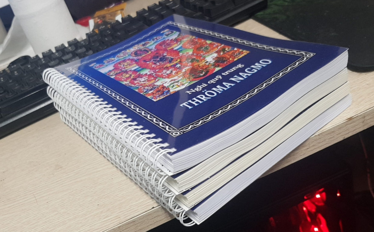 Đóng gáy xoắn là phương pháp liên kết xoắn ốc nối các trang và bìa của một cuốn sách bằng cách sử dụng một cuộn dây được làm bằng nhựa rất bền.