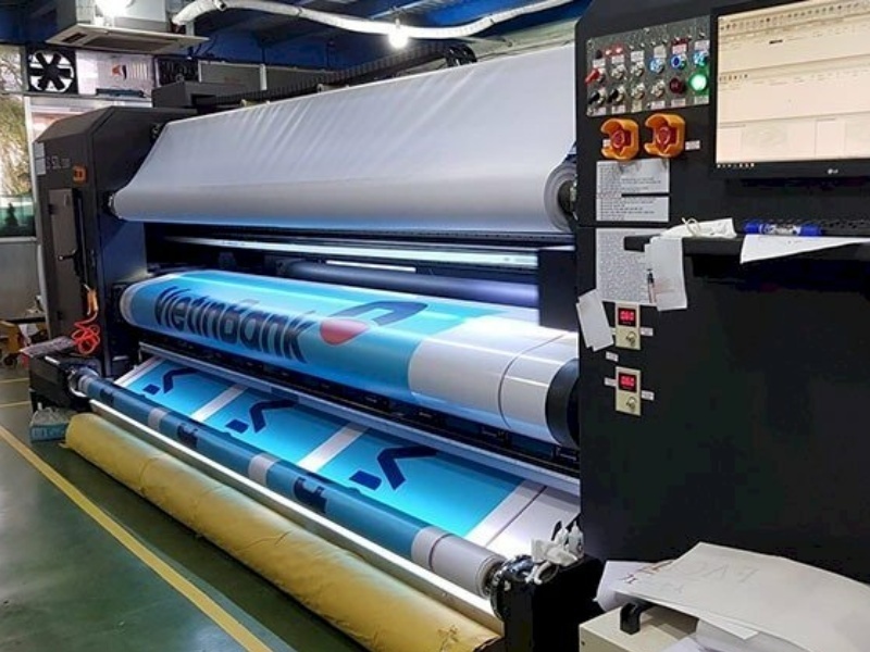 In UV trong in pp cán formex là phương pháp in phun mực trực tiếp lên bề mặt chất liệu.