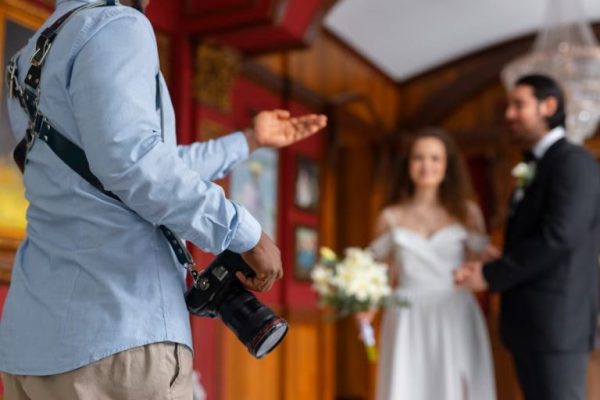 Bạn có thể tiết kiệm chi phí đám cưới bằng cách nhờ người thân bạn bè giúp đỡ, hỗ trợ trong đám cưới của bạn những công việc họ có thể làm.