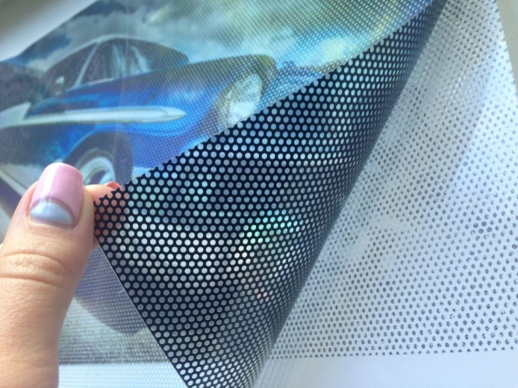 Decal lưới là một loại decal được thiết kế với bề mặt chứa các lỗ nhỏ đồng đều như một tấm lưới