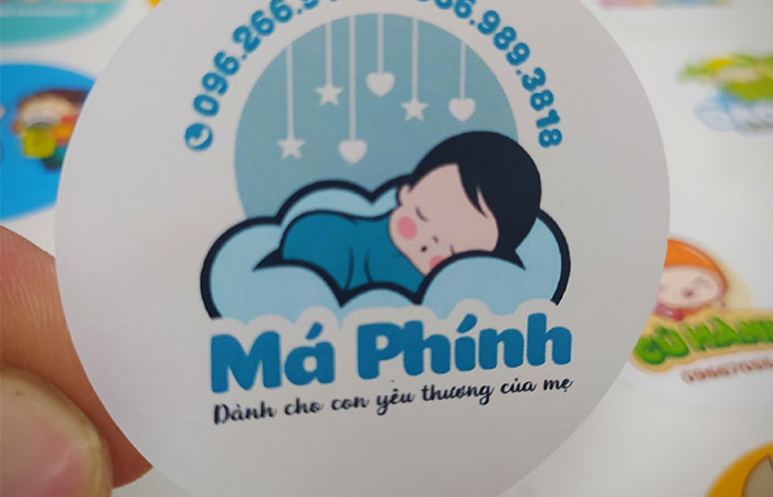 Decal trắng sữa là loại decal có bề mặt màu trắng đục, thường được làm từ nhựa PVC hoặc PP