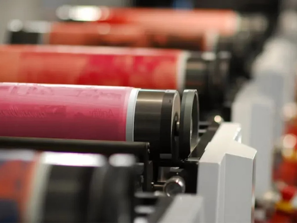 In Flexo In Flexo là một kỹ thuật in nổi trực tiếp, trong đó các phần tử in được khắc nổi trên bề mặt bản in linh hoạt (thường làm từ photopolymer hoặc cao su).
