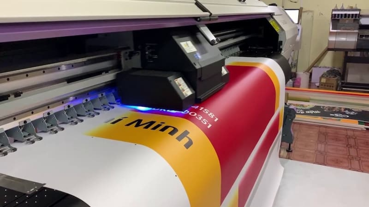 In UV là kỹ thuật in phun mực trực tiếp lên bề mặt vật liệu, sau đó sử dụng tia UV để làm khô mực ngay lập tức.